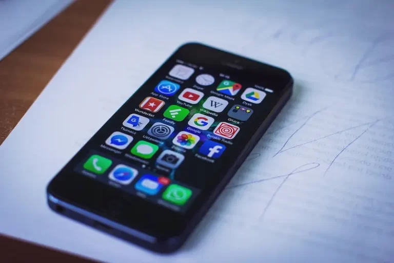 Smartphone em cima da mesa