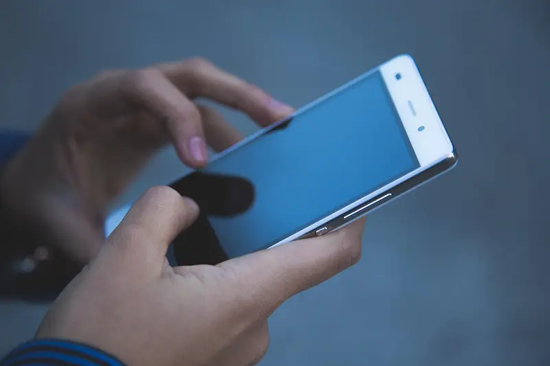 pessoa tocando na tela do smartphone