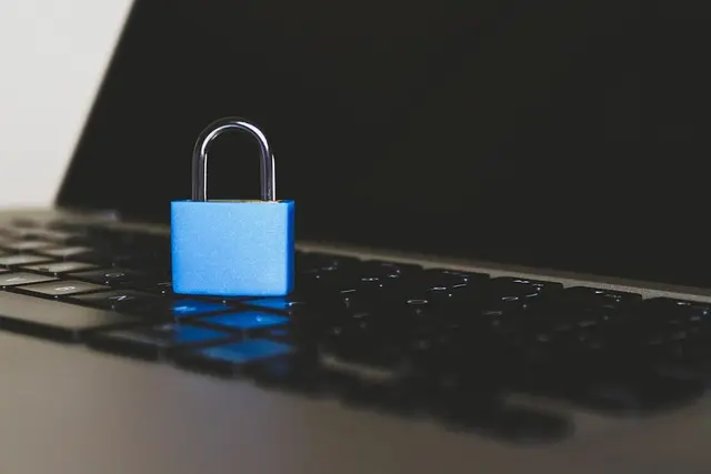 Cadeado sobre um computador 